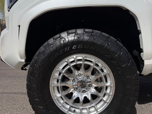 Used 2024 Toyota Tacoma Limited w/ Limited Package (LT) image 12