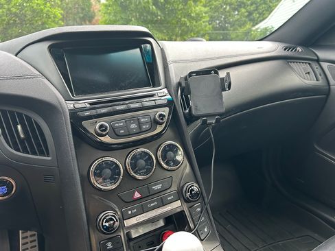 Used 2013 Hyundai Genesis 3.8 RWD image 10