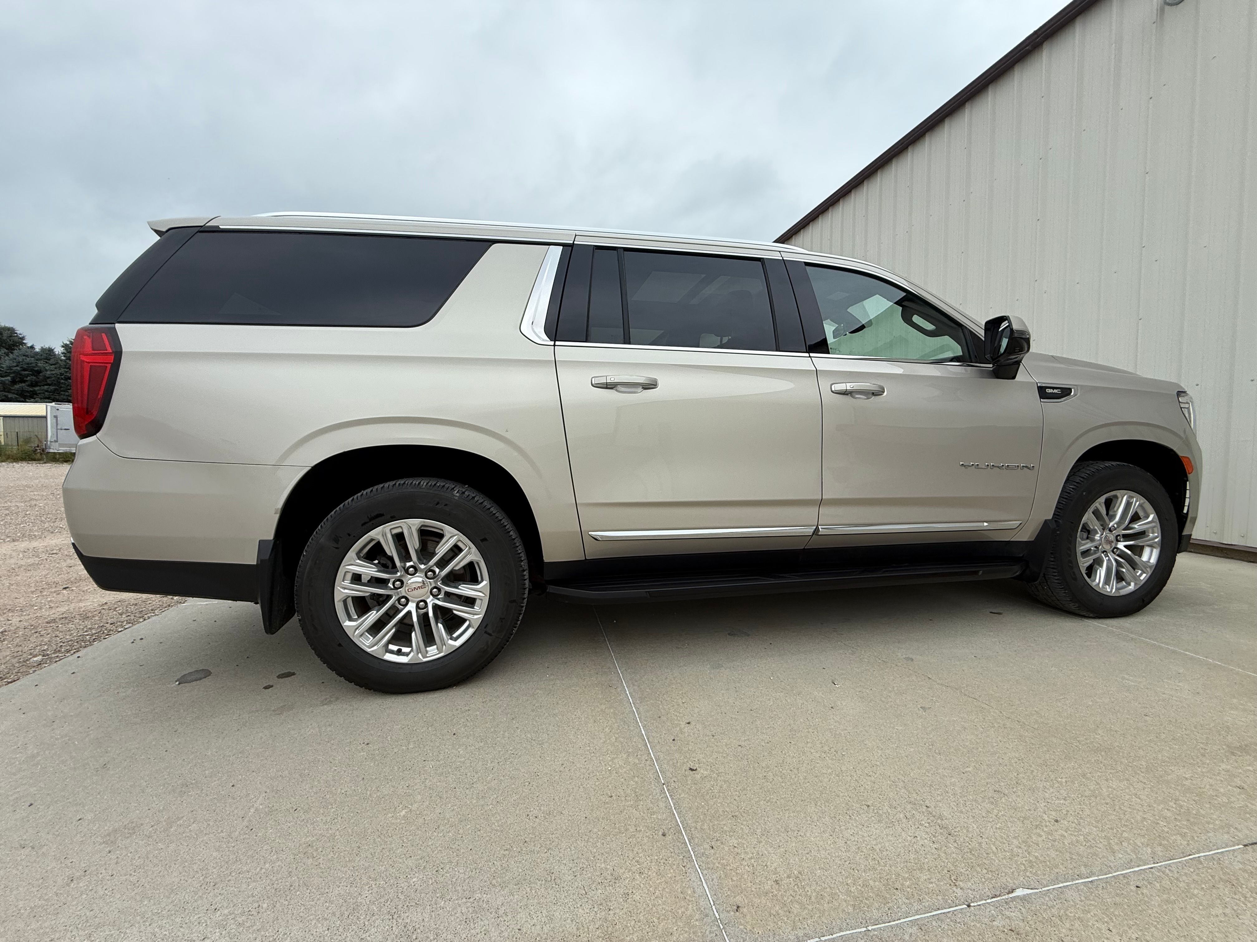 Used 2021 GMC Yukon XL SLT w/ SLT Luxury Package AWD/4WD image 2