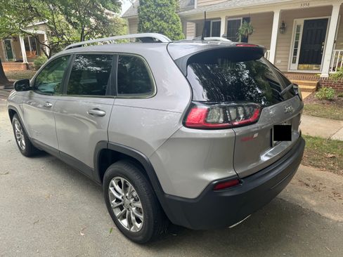 Used 2019 Jeep Cherokee Latitude Plus w/ Cold Weather Group FWD image 11