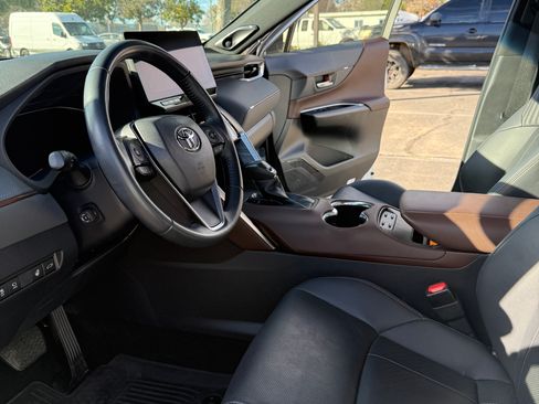Used 2023 Toyota Venza Limited image 5