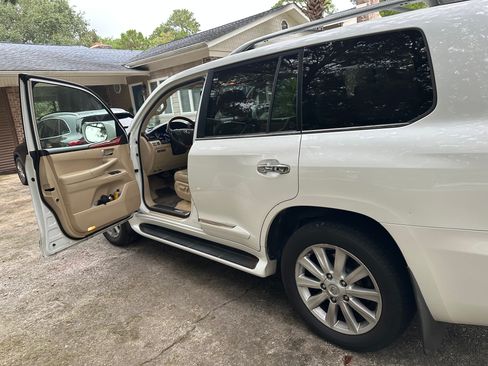 Used 2010 Lexus LX 570 4WD image 10