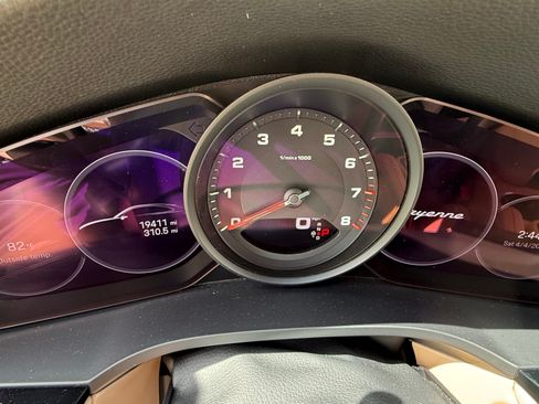 Used 2022 Porsche Cayenne Coupe image 10