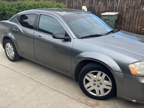 Used 2013 Dodge Avenger SE image 2