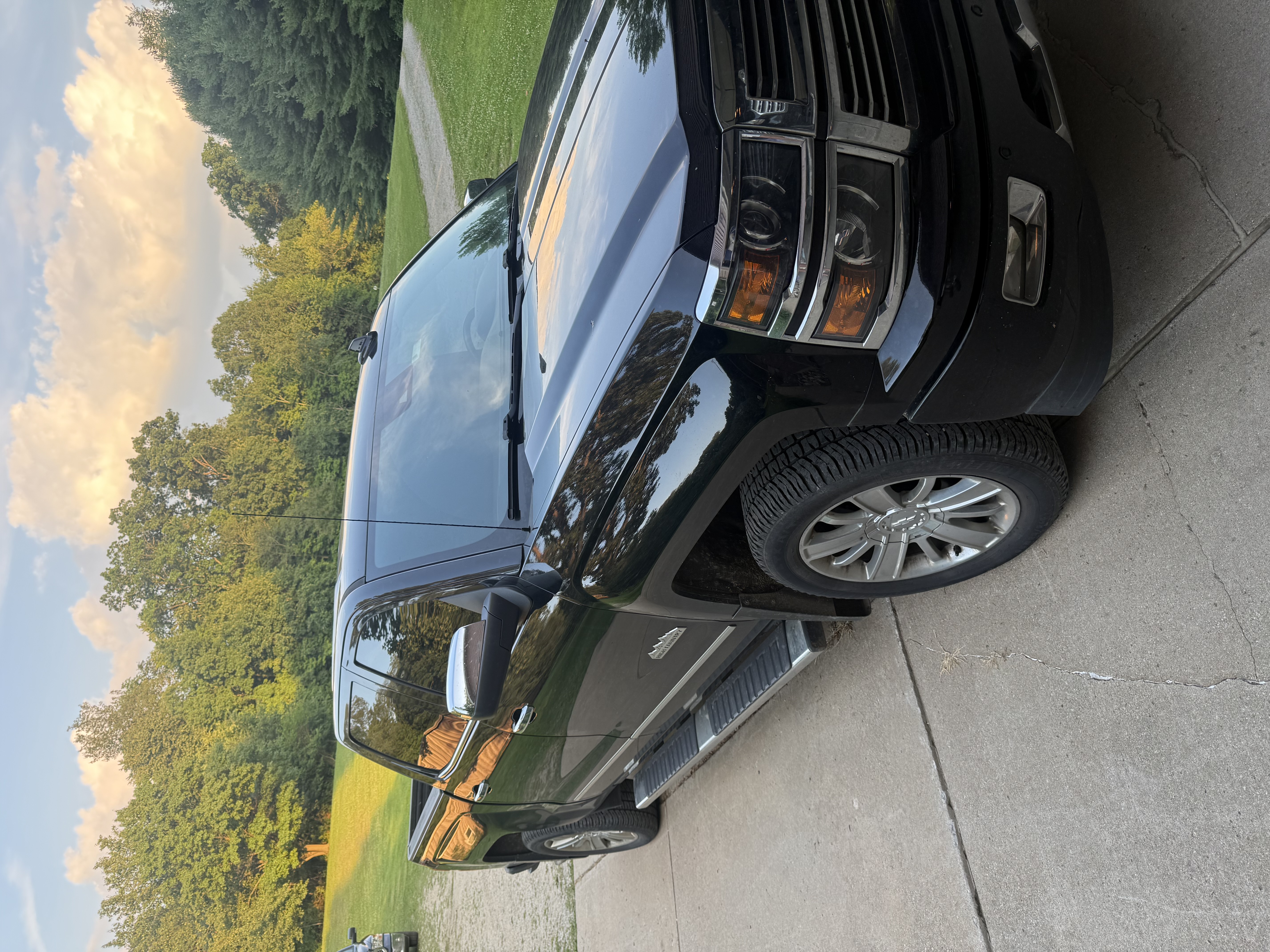 Used 2015 Chevrolet Silverado 1500 High Country w/ High Country Premium Package AWD/4WD image 2