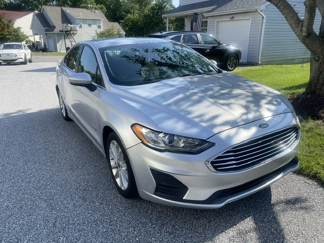 Used 2019 Ford Fusion SE FWD image 2