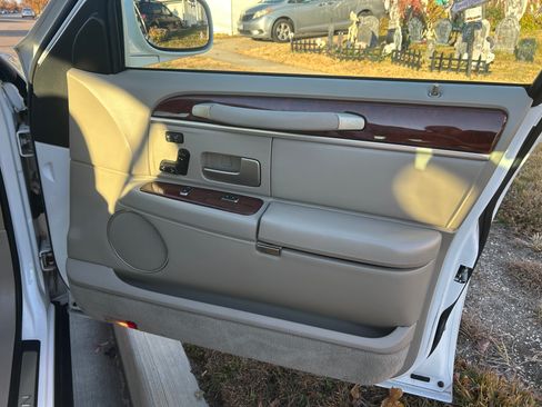Used 2003 Lincoln Town Car Signature image 13