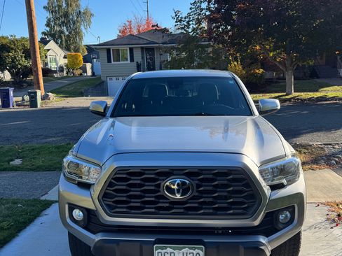 Used 2020 Toyota Tacoma TRD Off-Road image 4