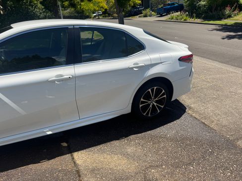Used 2018 Toyota Camry SE FWD image 12