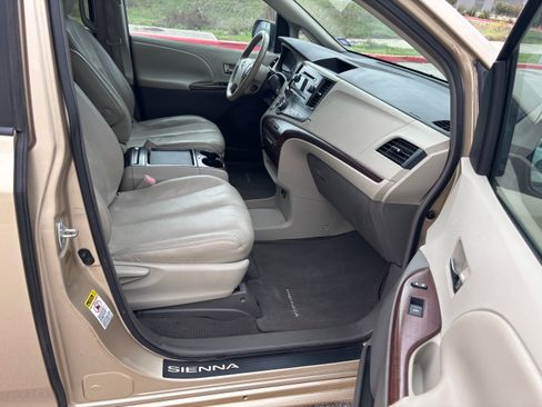 Used 2011 Toyota Sienna XLE image 8