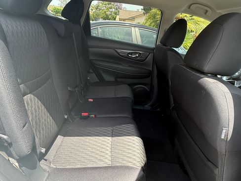 Used 2018 Nissan Rogue SV w/ Premium Package FWD image 6