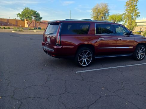 Used 2017 Cadillac Escalade ESV Luxury image 10