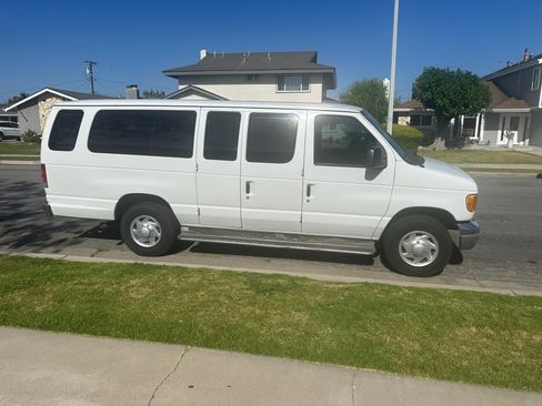Used 2006 Ford E-350 and Econoline 350 XLT RWD image 2