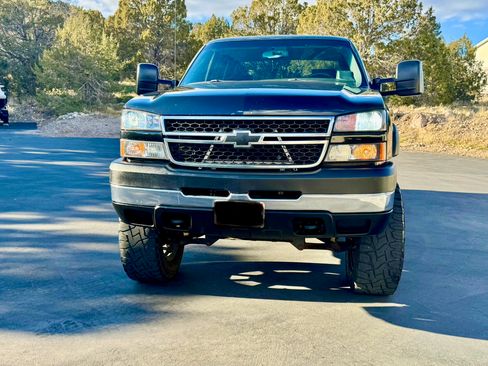 Used 2006 Chevrolet Silverado 2500 LT w/ Heavy-Duty Power Package image 4