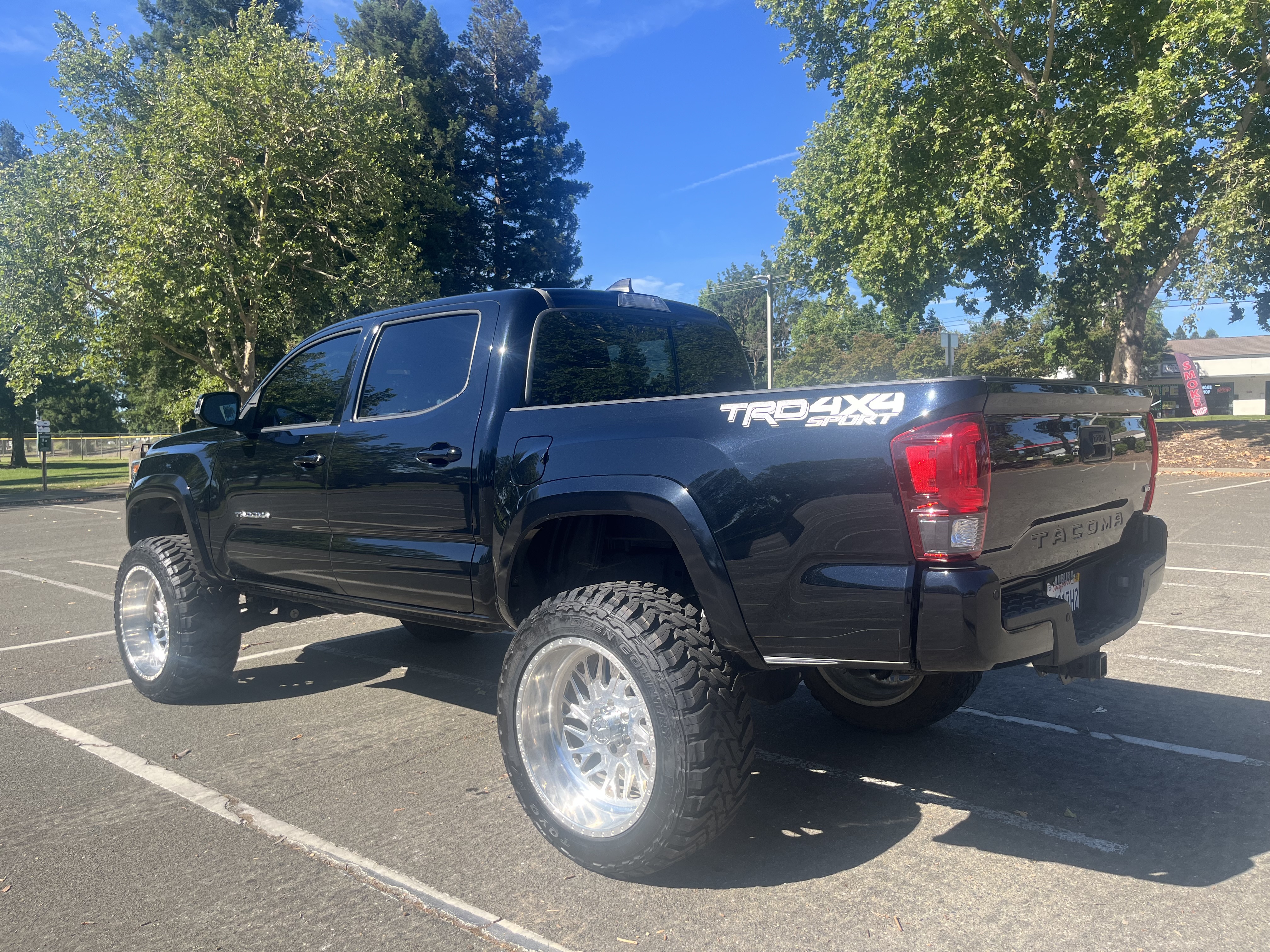 Used 2018 Toyota Tacoma TRD Sport AWD/4WD image 6