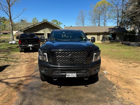 Used 2019 Nissan Titan SV w/ SV Convenience Package image 2