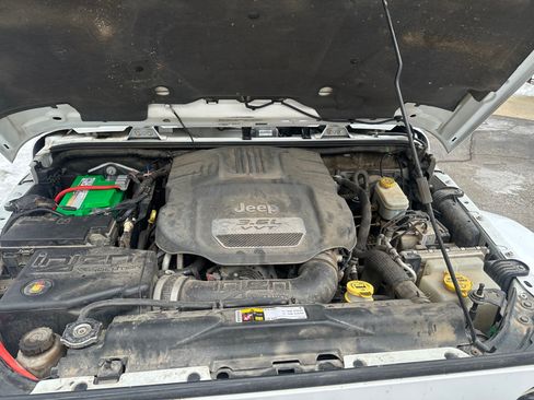 Used 2012 Jeep Wrangler Unlimited Rubicon w/ Connectivity Group image 9