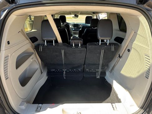 Used 2022 Chrysler Pacifica Touring-L image 6