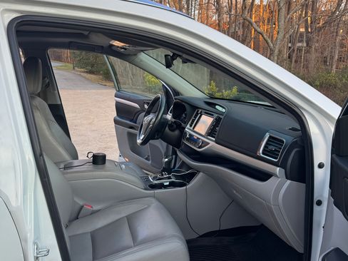 Used 2017 Toyota Highlander XLE image 20