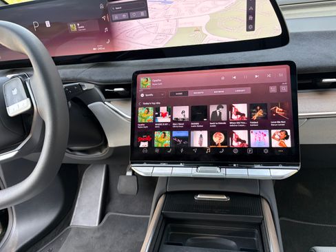 Used 2026 Lucid Gravity Grand Touring image 9