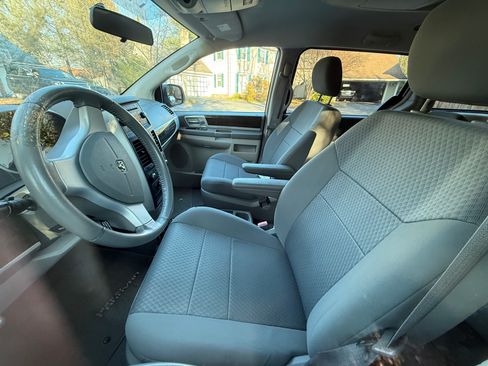 Used 2010 Dodge Grand Caravan SXT image 9
