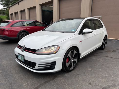 Used 2017 Volkswagen GTI SE FWD image 2