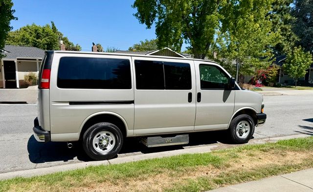 Used 2008 Chevrolet Express 3500 Passenger w/ LT Preferred Equipment Group RWD image 5