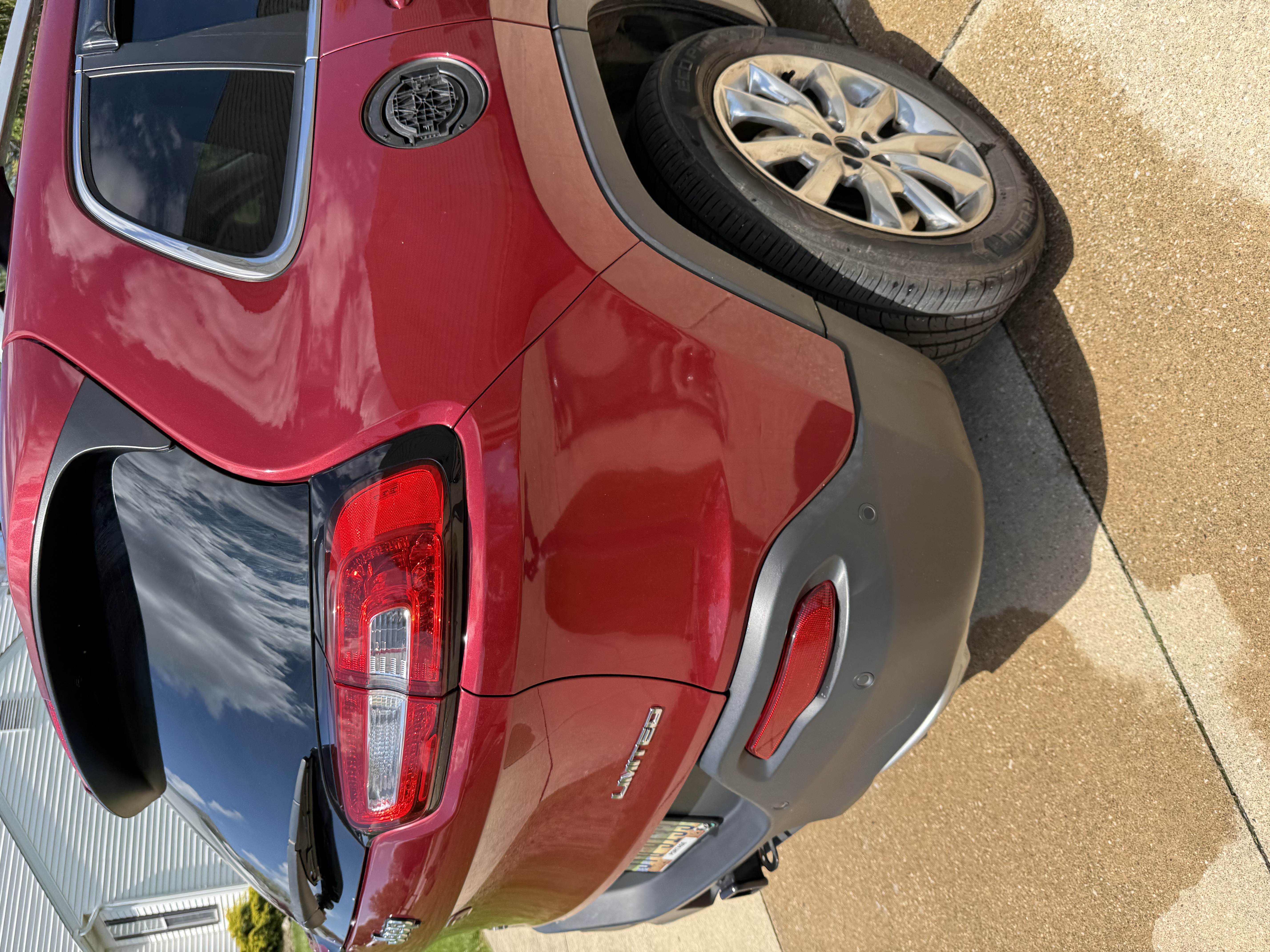 Used 2017 Jeep Cherokee Limited w/ Luxury Group AWD/4WD image 2