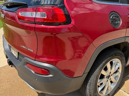 Used 2017 Jeep Cherokee Limited w/ Luxury Group AWD/4WD image 2