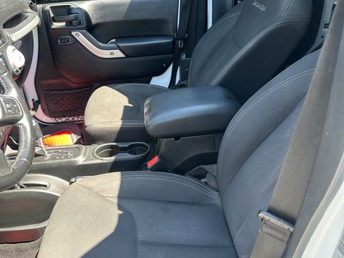 Used 2018 Jeep Wrangler Unlimited Sahara w/ Connectivity Group image 5