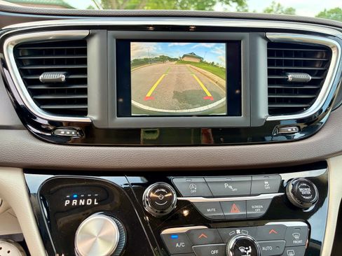 Used 2020 Chrysler Pacifica Touring-L FWD image 14