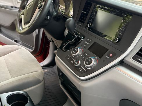 Used 2020 Toyota Sienna LE image 6