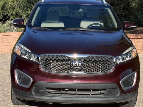 Used 2017 Kia Sorento LX Sport Utility 4D image 12
