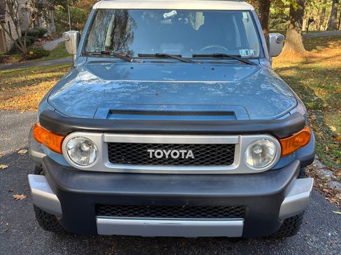 Used 2011 Toyota FJ Cruiser 4WD w/ Upgrade Pkg image 2