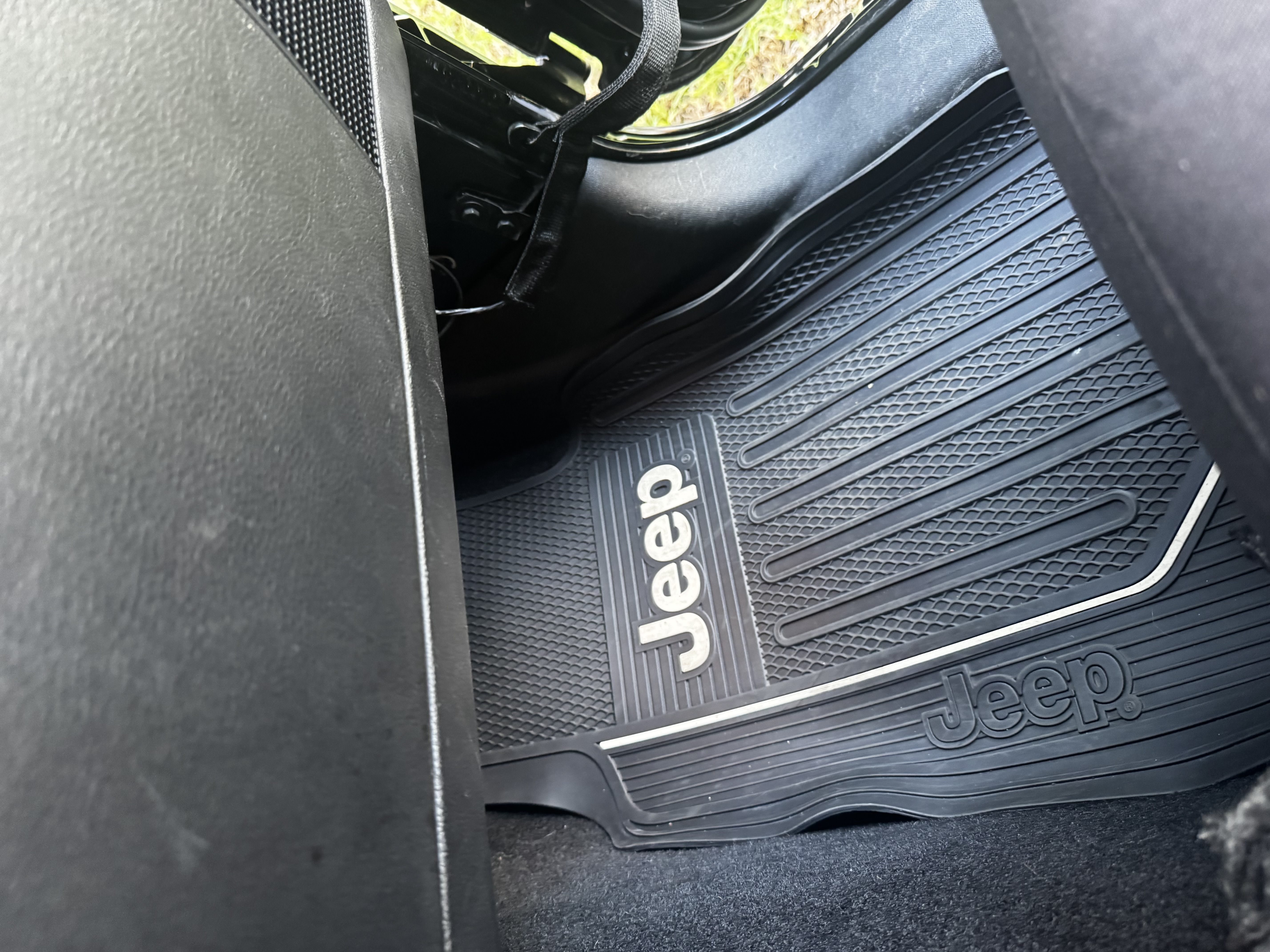Used 2013 Jeep Wrangler Sport w/ Connectivity Group AWD/4WD image 14