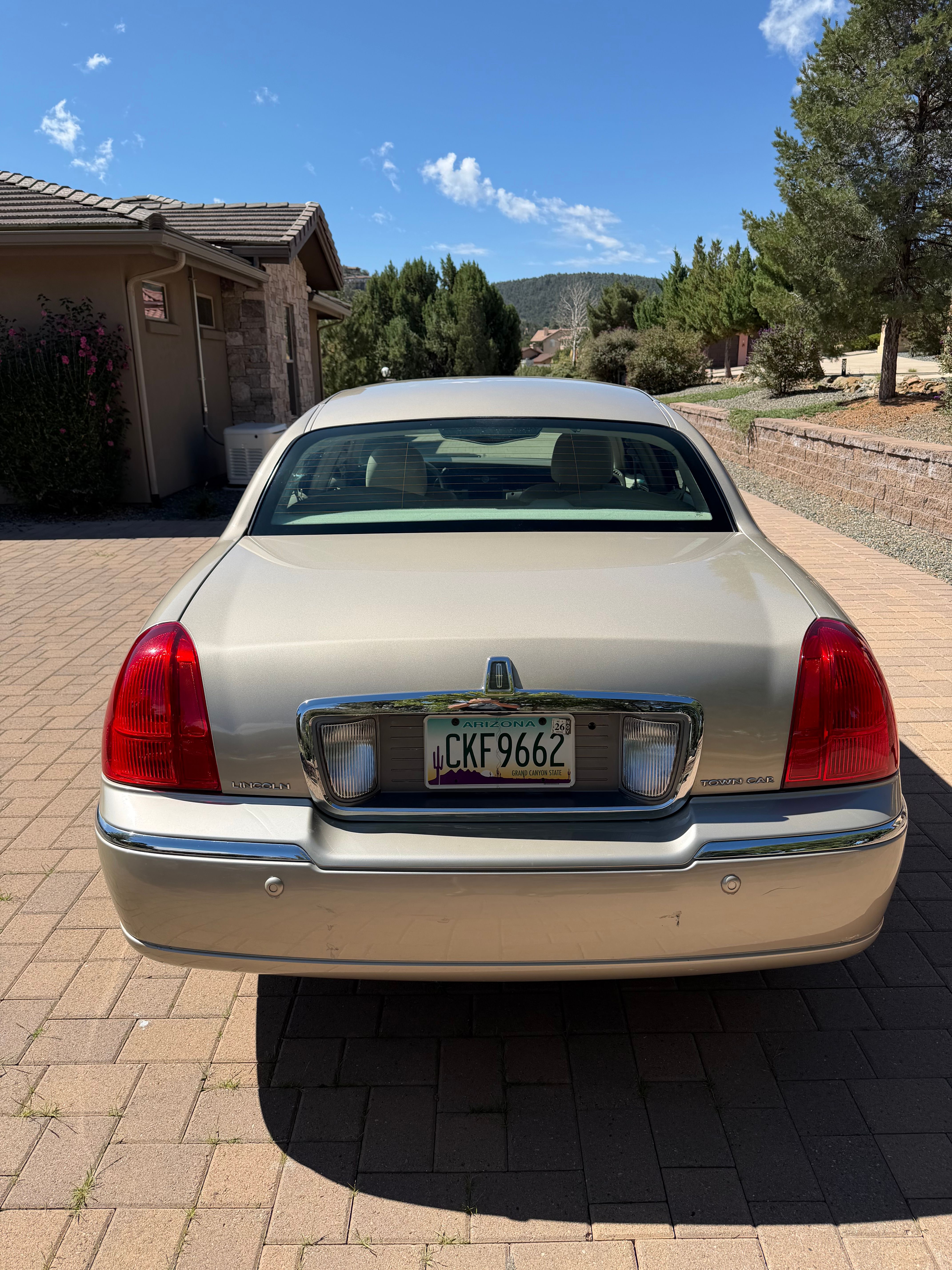 Used 2005 Lincoln Town Car Signature RWD image 5