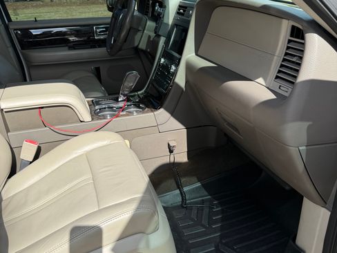 Used 2016 Lincoln Navigator Select image 21