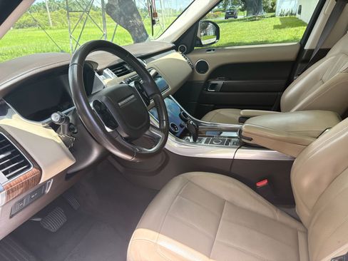 Used 2020 Land Rover Range Rover Sport HSE image 6