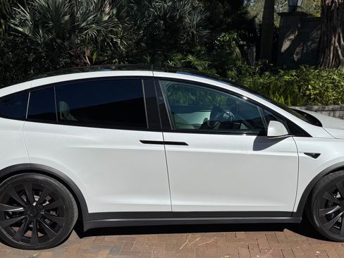 Used 2022 Tesla Model X Plaid image 2