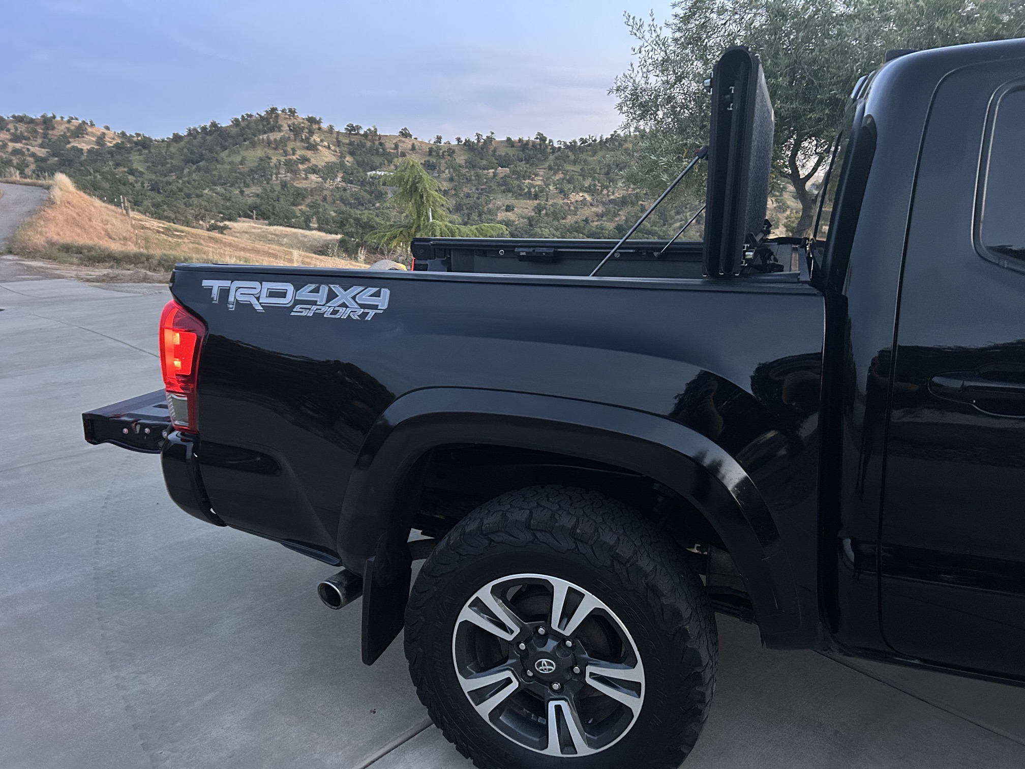 Used 2017 Toyota Tacoma TRD Sport AWD/4WD image 19