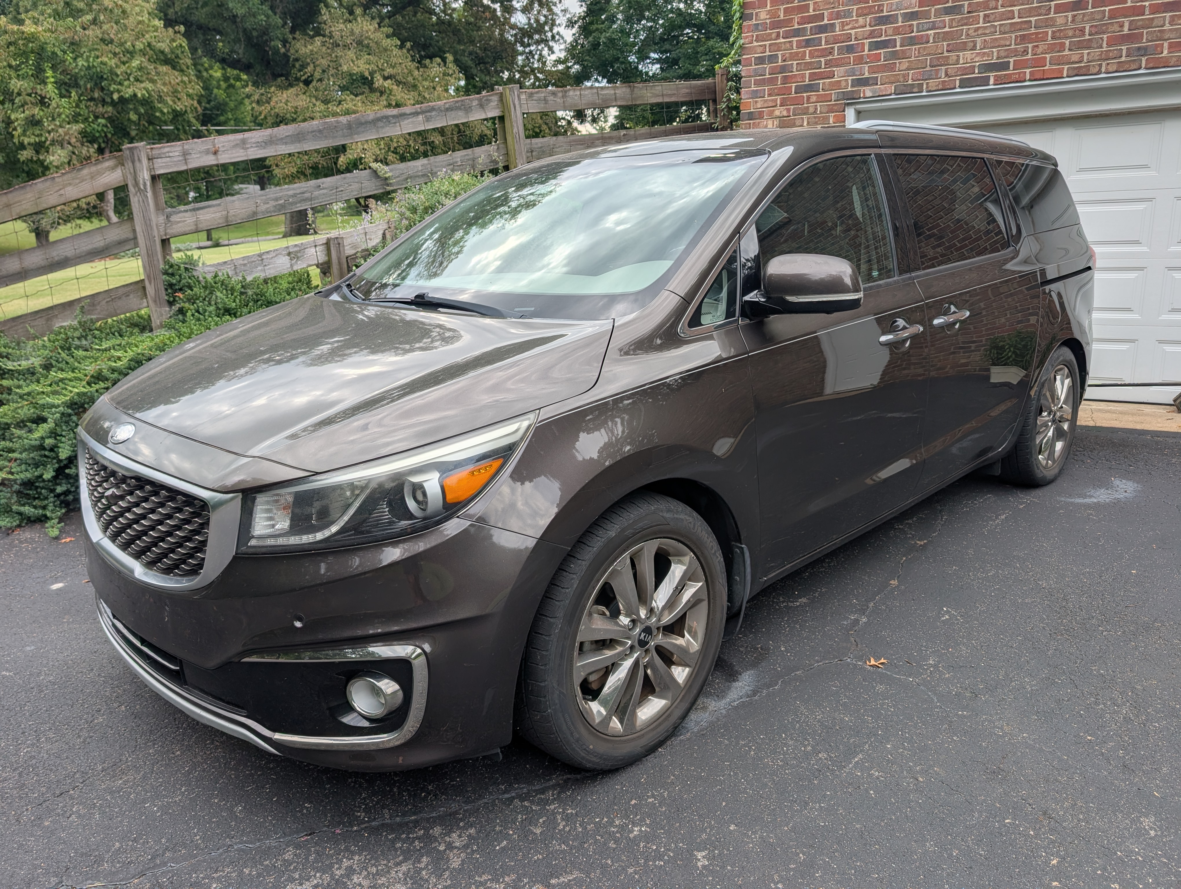 Used 2015 Kia Sedona SX Limited w/ SXL Technology Package FWD image 1