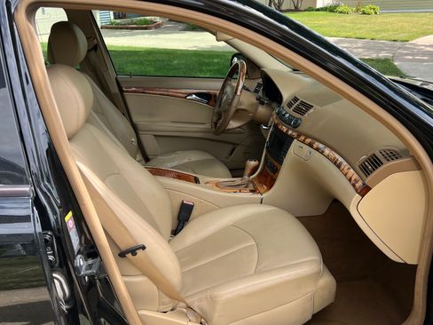 Used 2009 Mercedes-Benz E 350 4MATIC Sedan image 11