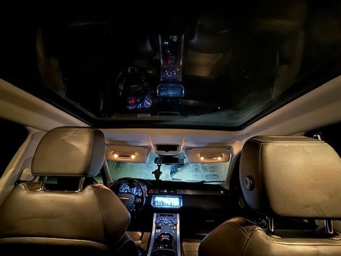 Used 2017 Land Rover Range Rover Evoque SE image 17