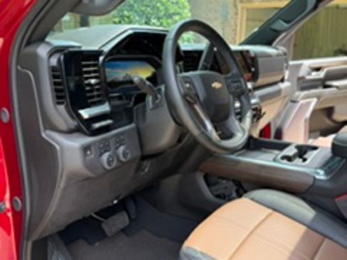 Used 2025 Chevrolet Silverado 2500 High Country w/ Technology Package AWD/4WD image 2