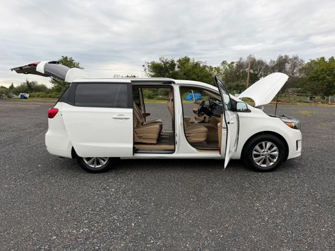 Used 2015 Kia Sedona LX w/ LX Convenience Package FWD image 9
