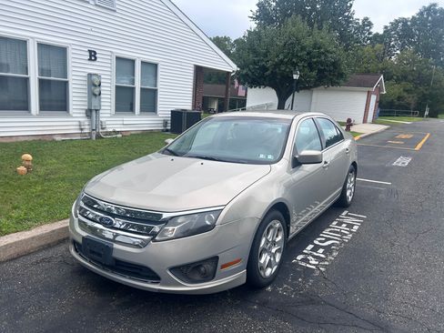 Used 2010 Ford Fusion SE FWD image 1