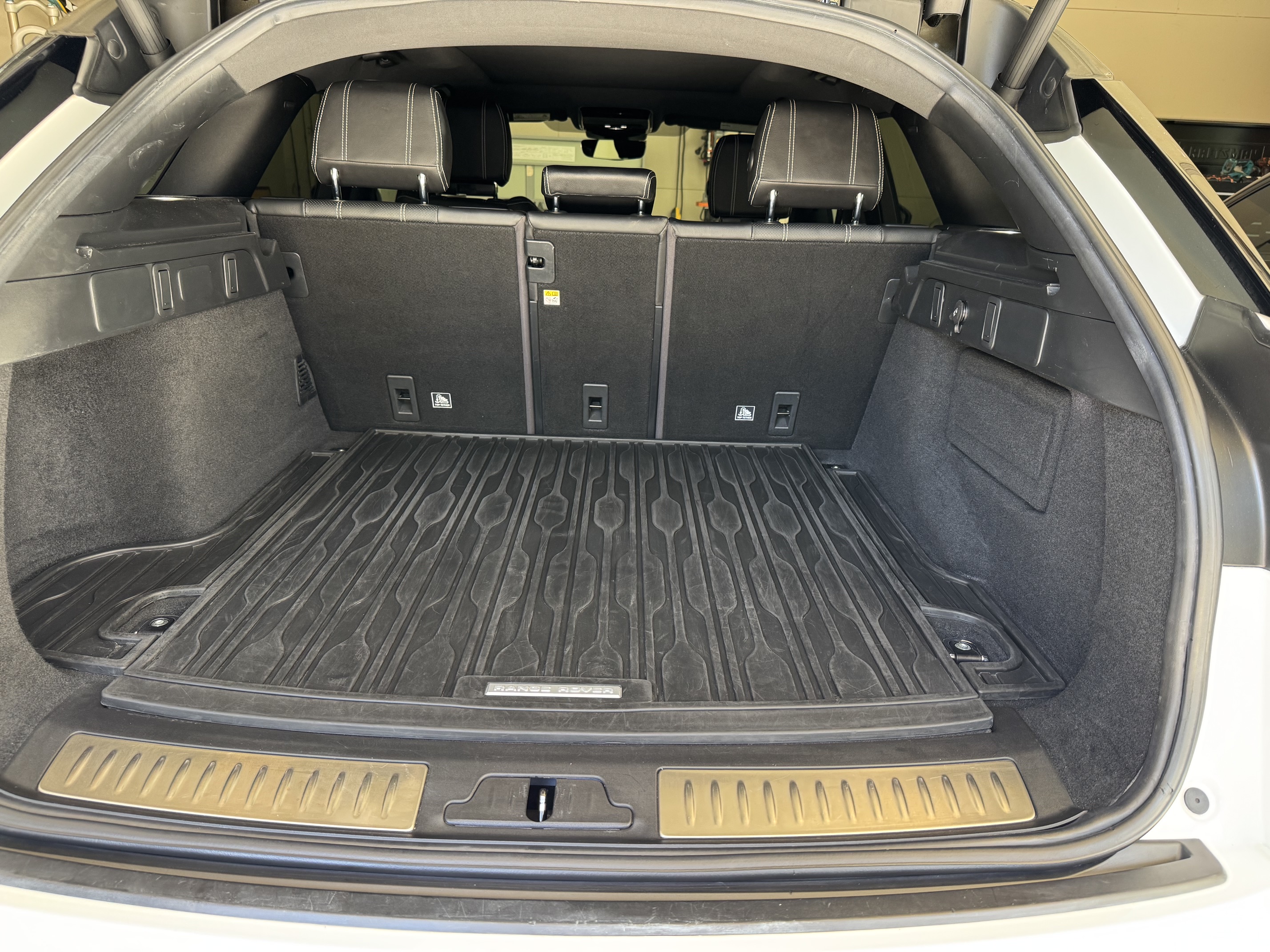 Used 2019 Land Rover Range Rover Velar R-Dynamic SE AWD/4WD image 12
