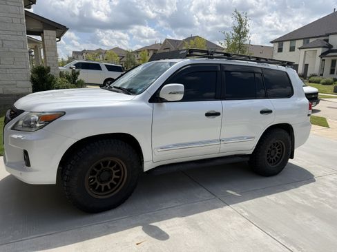 Used 2013 Lexus LX 570 4WD w/ Luxury Pkg image 2