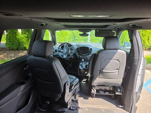 Used 2022 Chevrolet Traverse LT FWD image 16