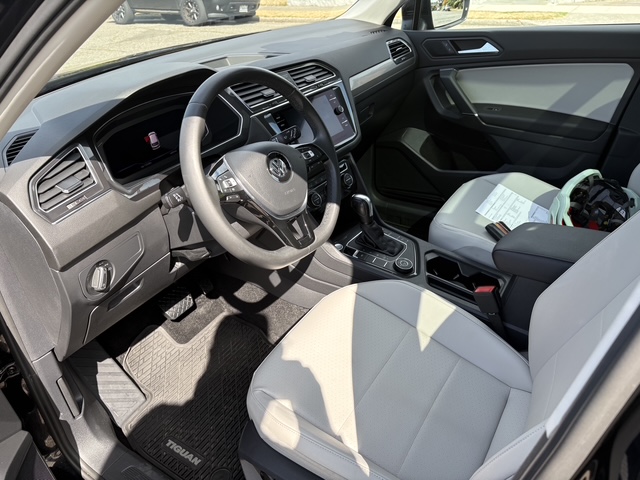 Used 2020 Volkswagen Tiguan SEL AWD/4WD image 11